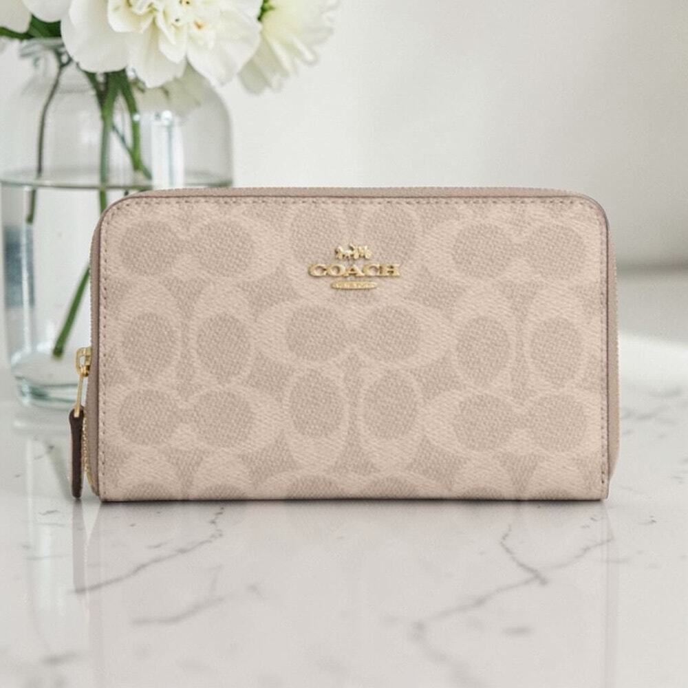 Coach Medium Id Zip Wallet In Signature Canvas in Gold/Sand/Chalk CW781